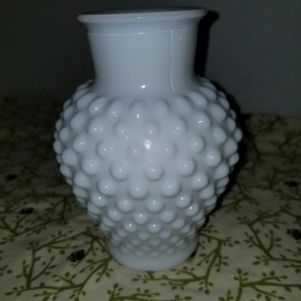 Elegant Vintage Fenton Milk Glass White Hobnail Vase Approx 5 Inch